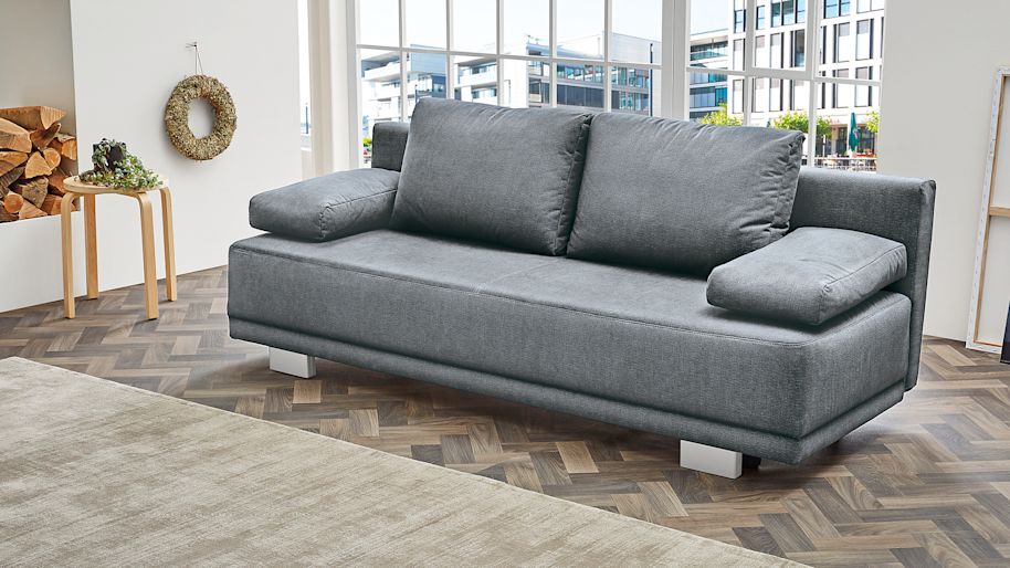 Wohnzimmer mit kleinem Sofa