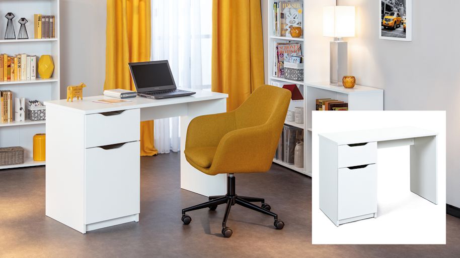 Kleines eingerichtetes Homeoffice mit senfgelbem Bürostuhl und senfgelben Vorhängen Kleines eingerichtetes Homeoffice mit senfgelbem Bürostuhl und senfgelben Vorhängen