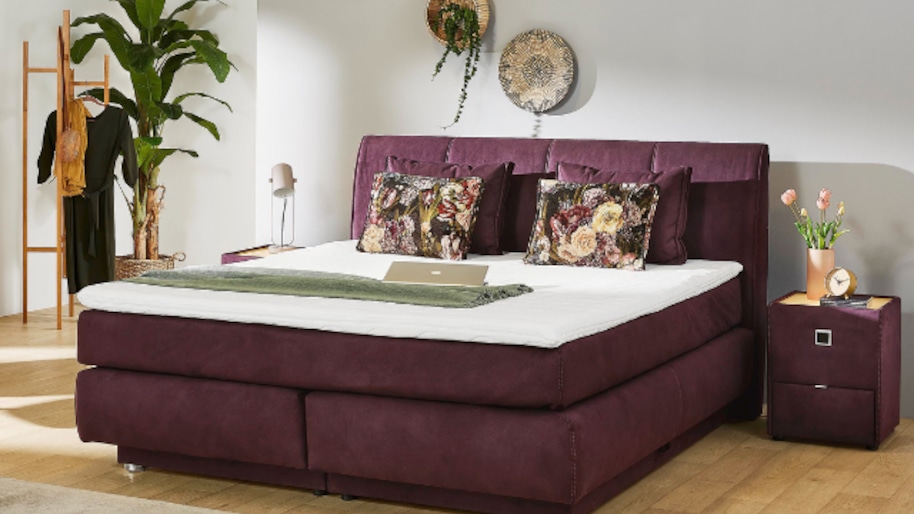 Bett in der Trendfarbe Viva Magenta