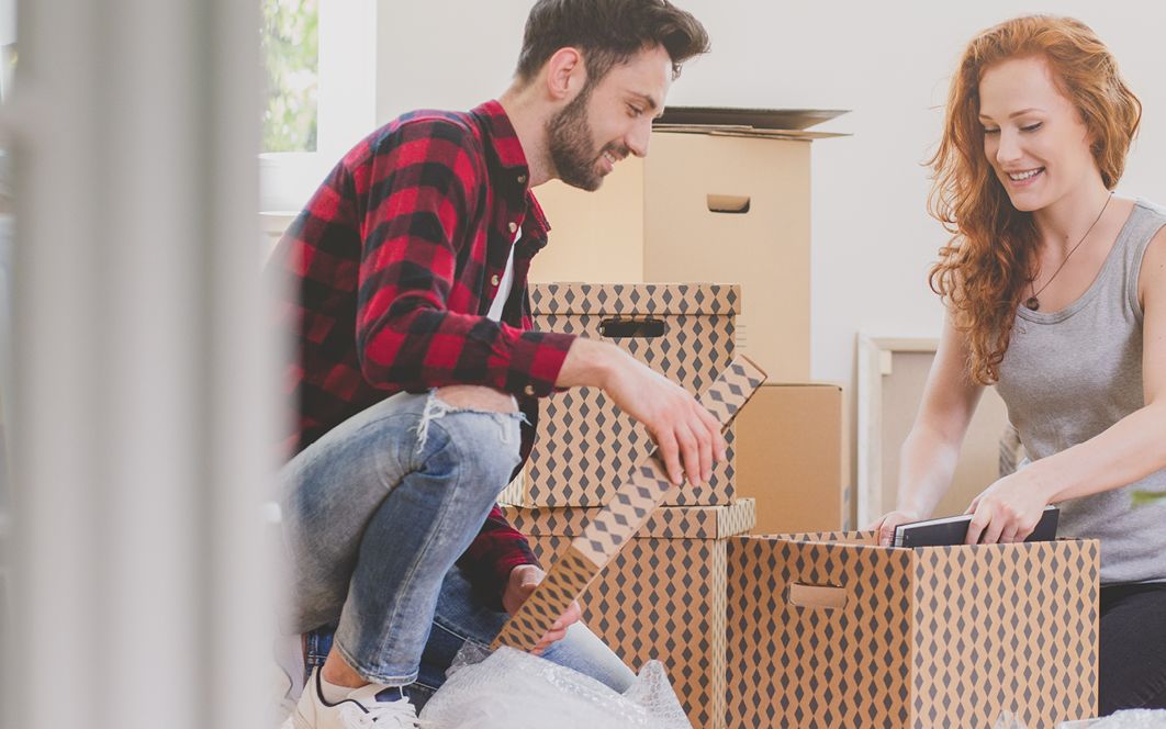 Checkliste Wohnung Paar packt Umzugskartons aus