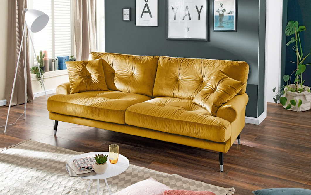 Gelbe Couch im glamourösen Wohnstil
