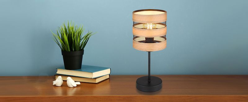 Bild einer Tischlampe, die auf einem Regal steht