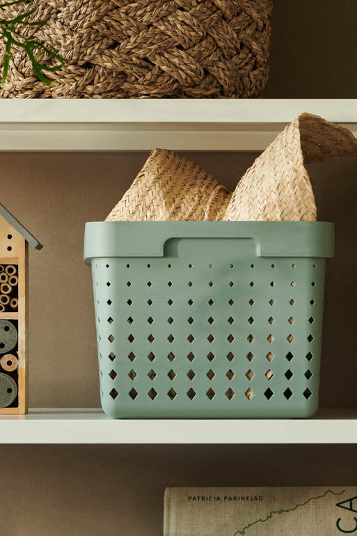 Ordnung im Kleiderschrank mit Boxen & Körben