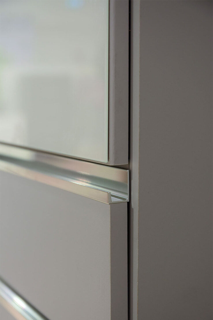 Schwebetürenschrank Level 36 C 300 x 236 cm weiß/ mittlere Tür Grauglas