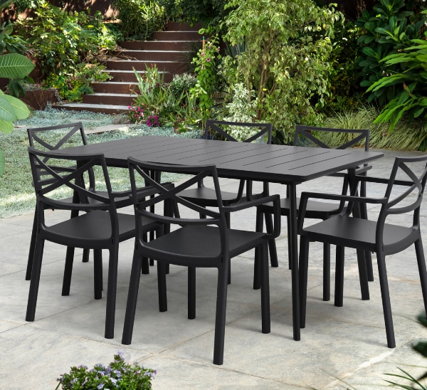 Garten-sechs-schwarze-Stuehle-mit-Tisch