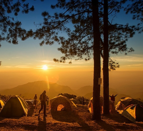 Campground-viele-Zelte-und-Menschen-im-Sonnenuntergang