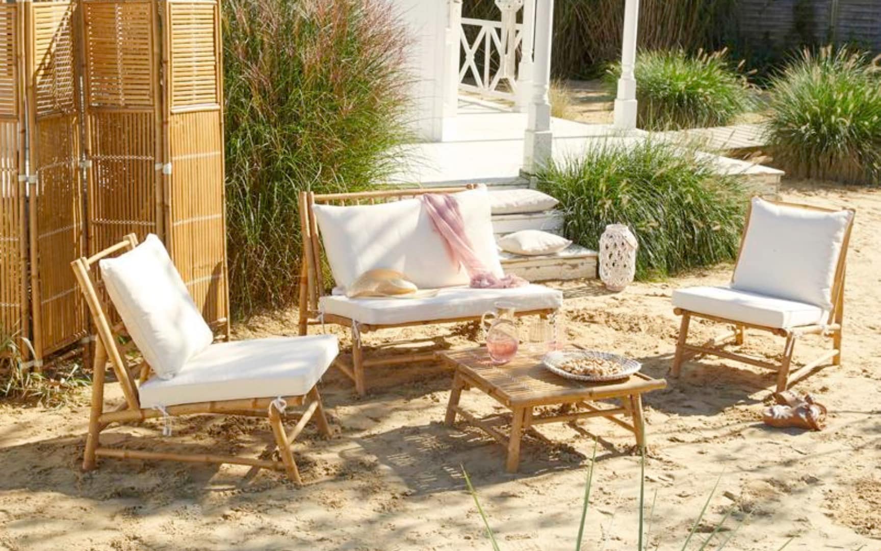 Garten-Bambusmoebelset-weiße-Kissen-im-Sand-CS.png