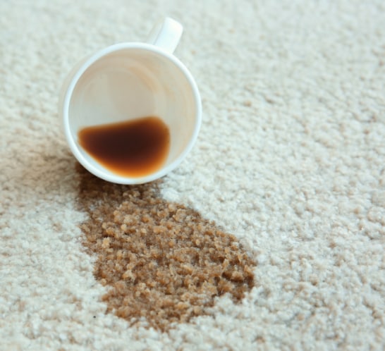 Umgefalle-Kaffeetasse-Fleck-weißer-Teppich.png